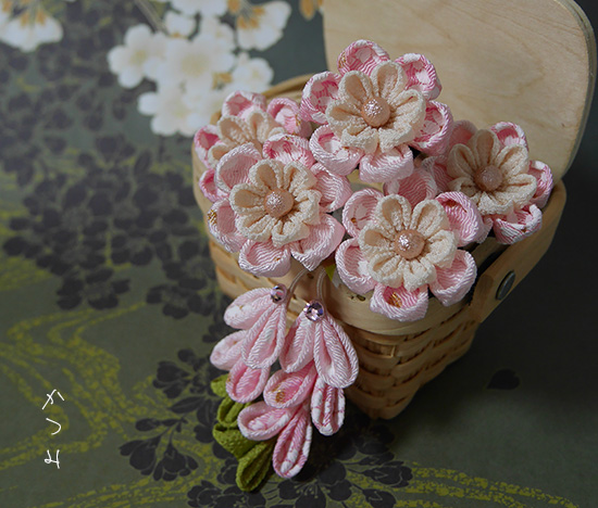 つまみ細工のＵピン5本セット八重桜、若葉さがり付き